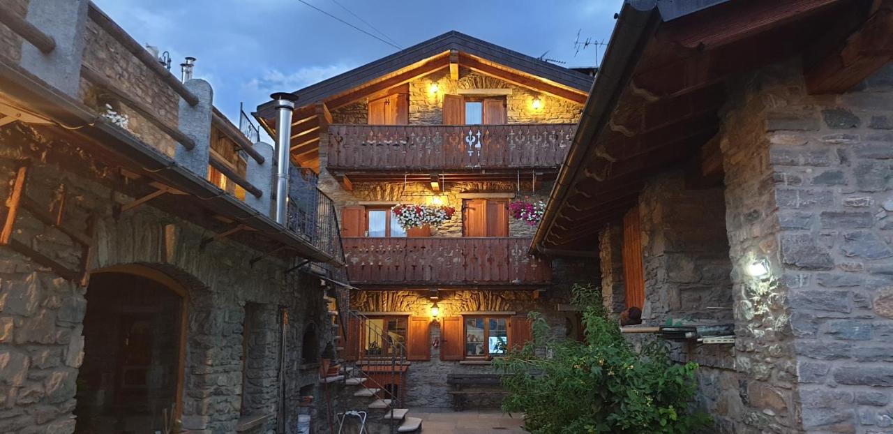 Suite Del Villaggio Sarre Buitenkant foto